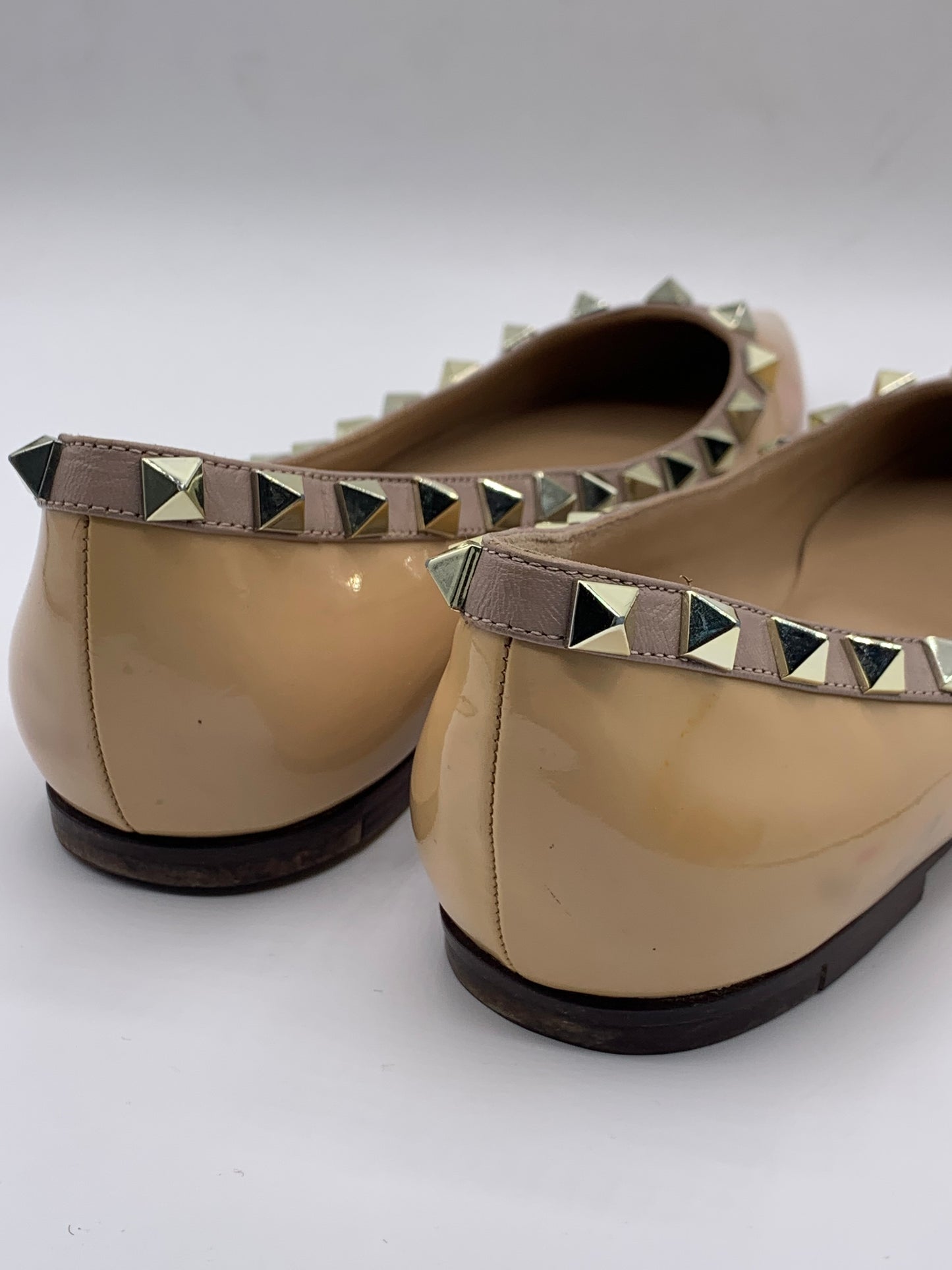 VALENTINO GARAVANI ROCKSTUD PATENT BALLET FLATS – BEIGE     (PRE-LOVED, 100% ORIGINAL) EXCELLENT-CONDITION |SIZE 36|(CODE VSN 403 1 36)                                         (BRAND-NEW PRICE €750)