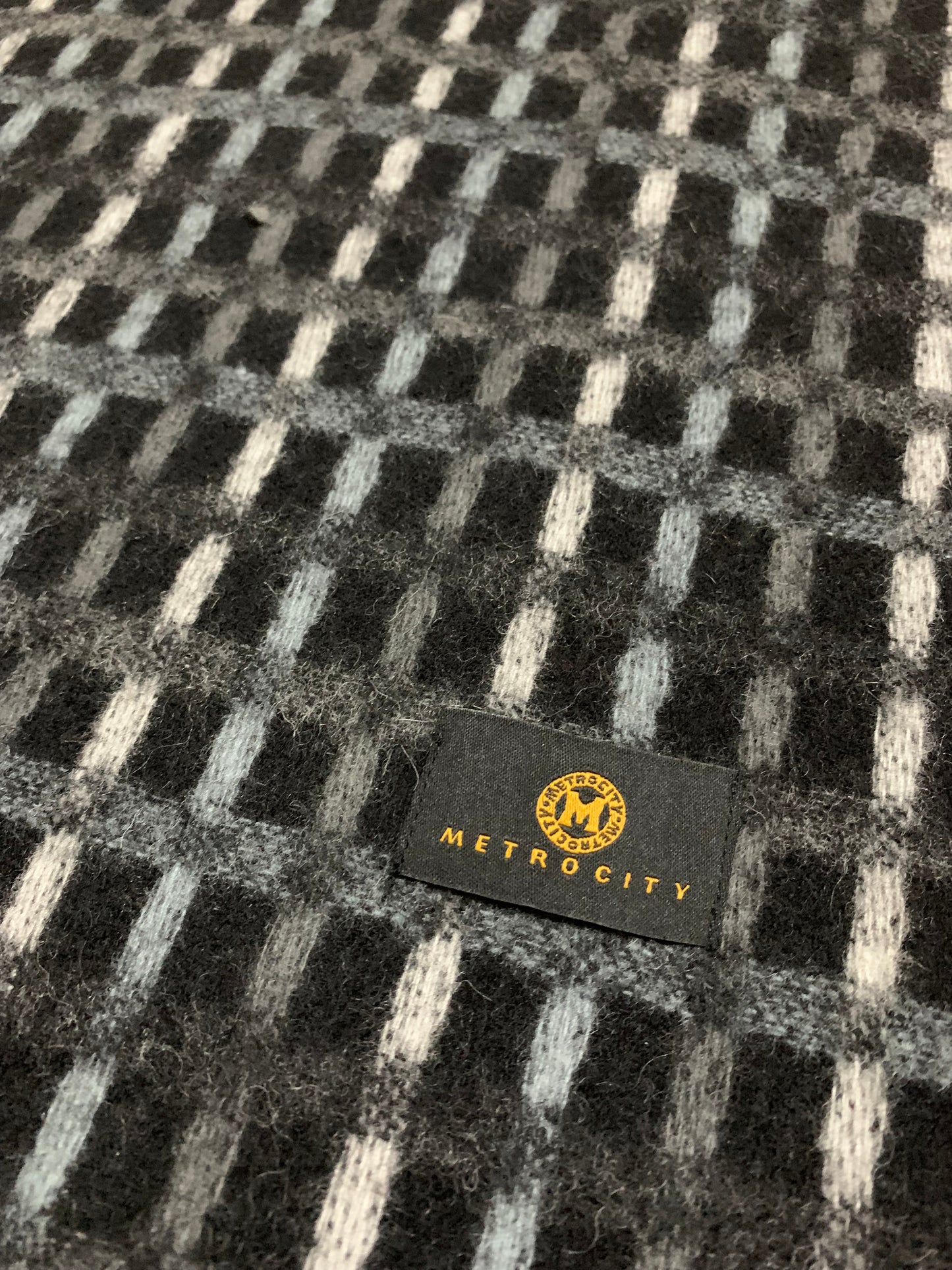 Metrocity Men’s Woollen Scarf – Modern Elegance for Winter