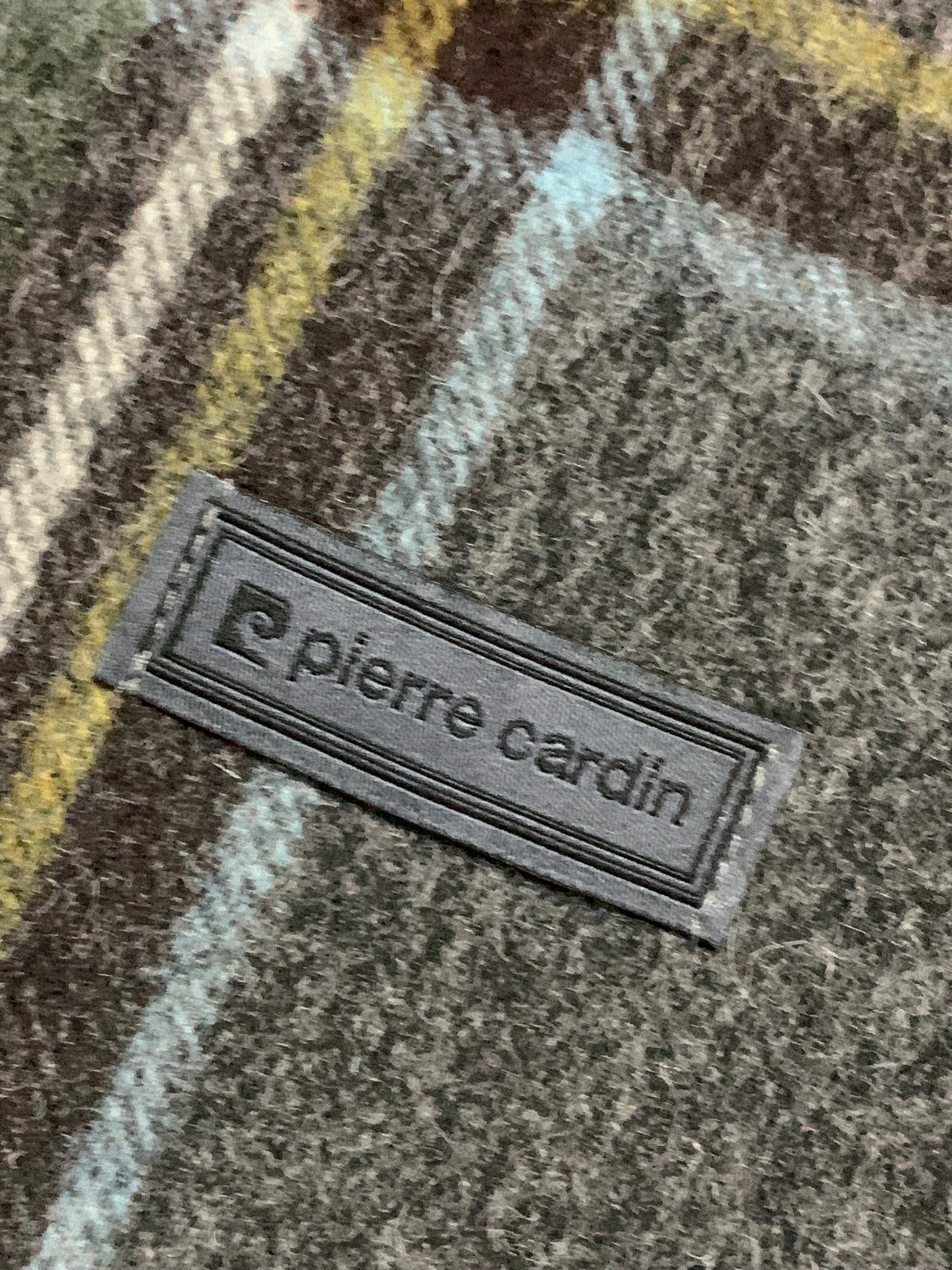 PIERRE CARDIN MEN’S 100% WOOL MUFFLER – ELEGANT WINTER CLASSIC