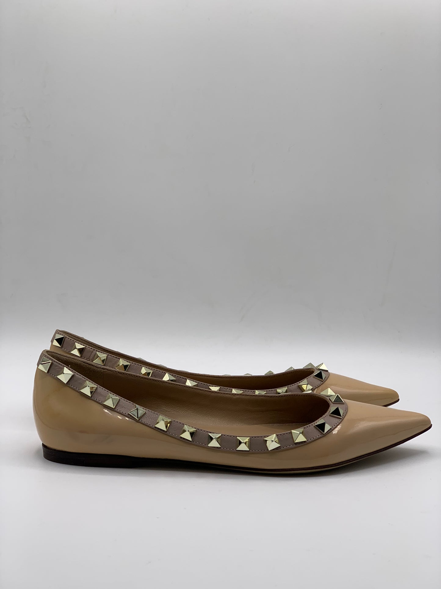 VALENTINO GARAVANI ROCKSTUD PATENT BALLET FLATS – BEIGE     (PRE-LOVED, 100% ORIGINAL) EXCELLENT-CONDITION |SIZE 36|(CODE VSN 403 1 36)                                         (BRAND-NEW PRICE €750)