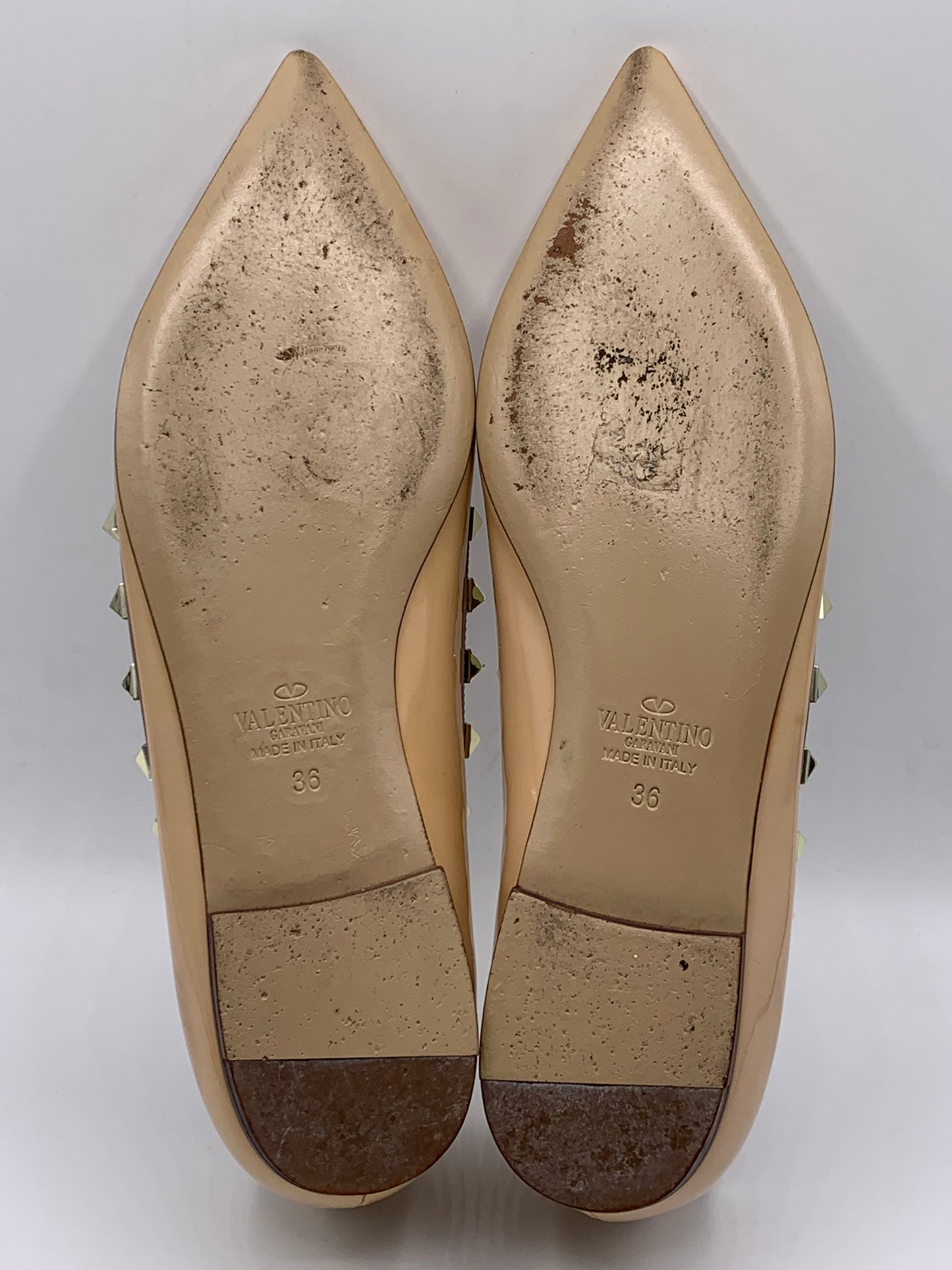 VALENTINO GARAVANI ROCKSTUD PATENT BALLET FLATS – BEIGE     (PRE-LOVED, 100% ORIGINAL) EXCELLENT-CONDITION |SIZE 36|(CODE VSN 403 1 36)                                         (BRAND-NEW PRICE €750)