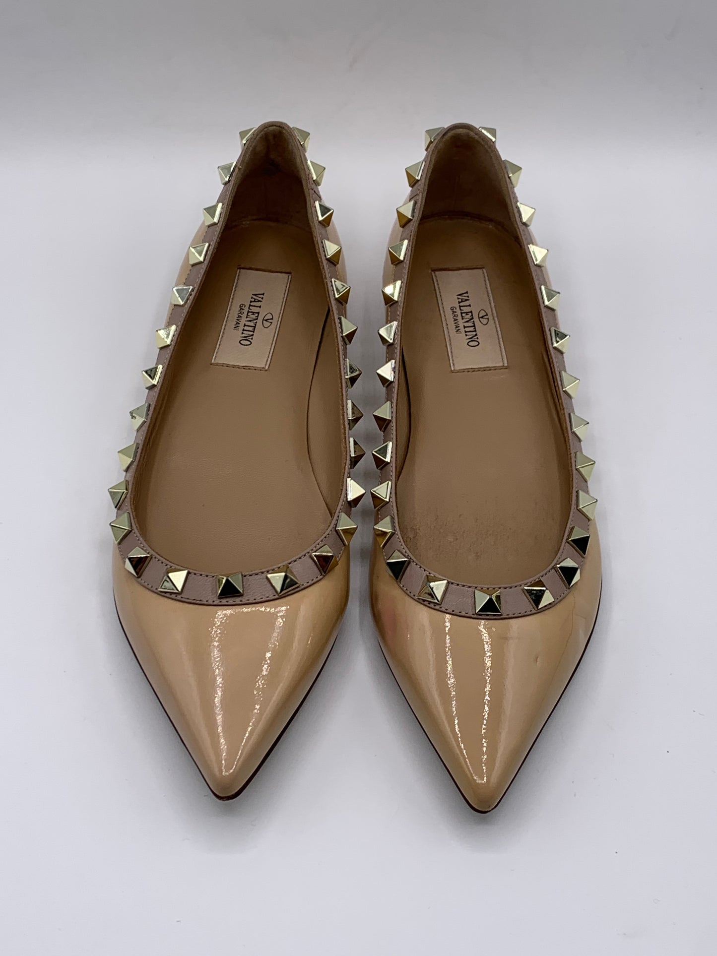 VALENTINO GARAVANI ROCKSTUD PATENT BALLET FLATS – BEIGE     (PRE-LOVED, 100% ORIGINAL) EXCELLENT-CONDITION |SIZE 36|(CODE VSN 403 1 36)                                         (BRAND-NEW PRICE €750)