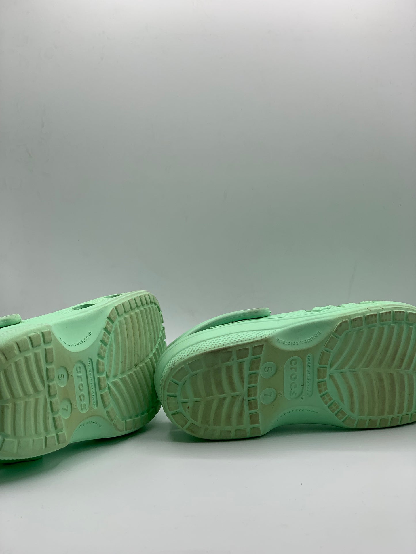 CROCS BAYA CLOGS | PRE LOVED CONDITION 9/10 | SIZE M5 W7 | EU 37-38