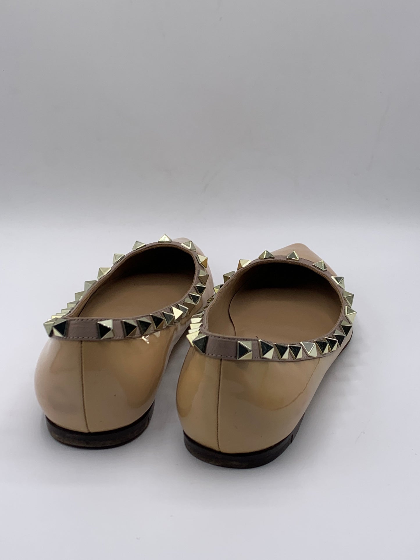 VALENTINO GARAVANI ROCKSTUD PATENT BALLET FLATS – BEIGE     (PRE-LOVED, 100% ORIGINAL) EXCELLENT-CONDITION |SIZE 36|(CODE VSN 403 1 36)                                         (BRAND-NEW PRICE €750)