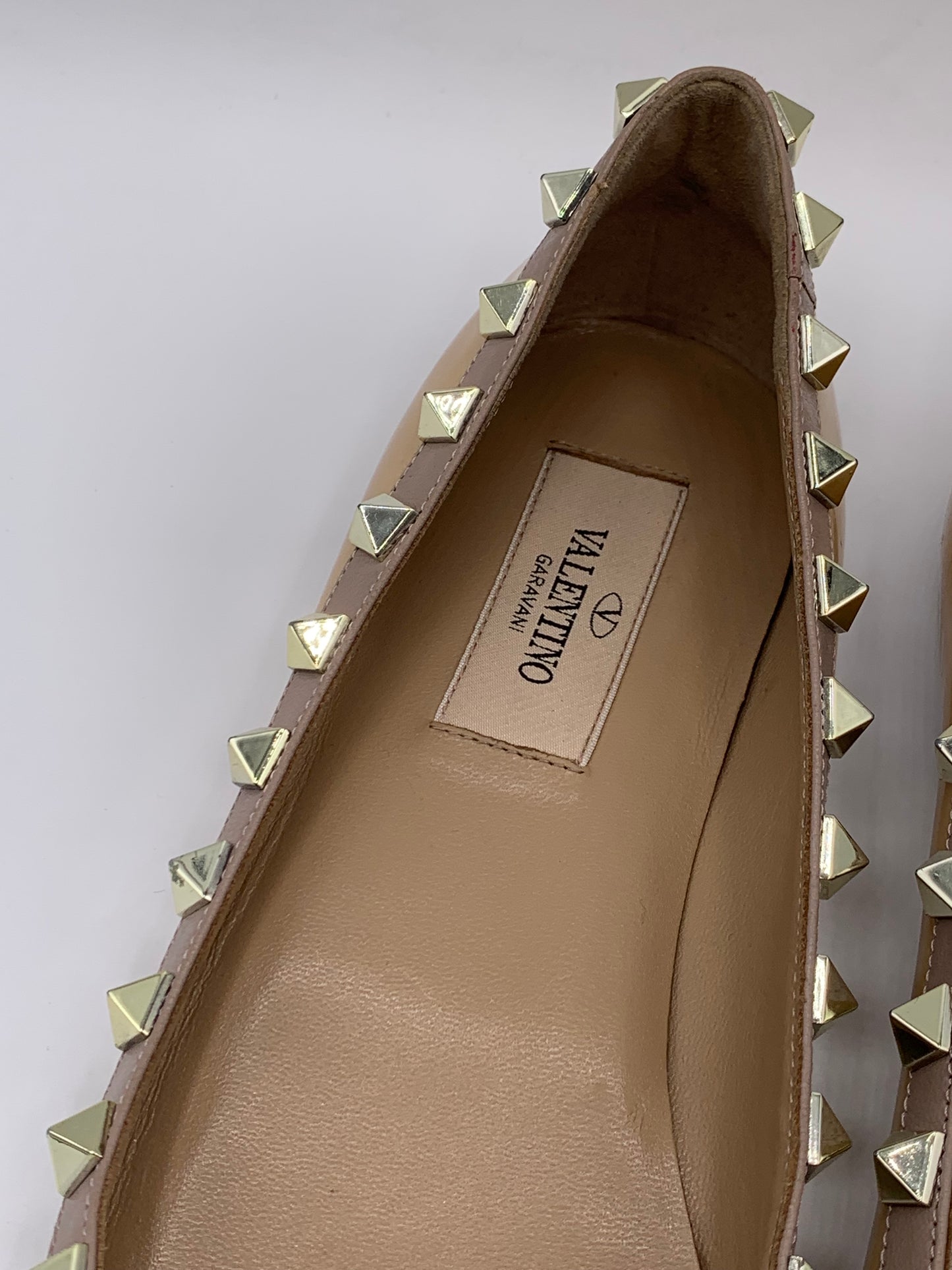 VALENTINO GARAVANI ROCKSTUD PATENT BALLET FLATS – BEIGE     (PRE-LOVED, 100% ORIGINAL) EXCELLENT-CONDITION |SIZE 36|(CODE VSN 403 1 36)                                         (BRAND-NEW PRICE €750)