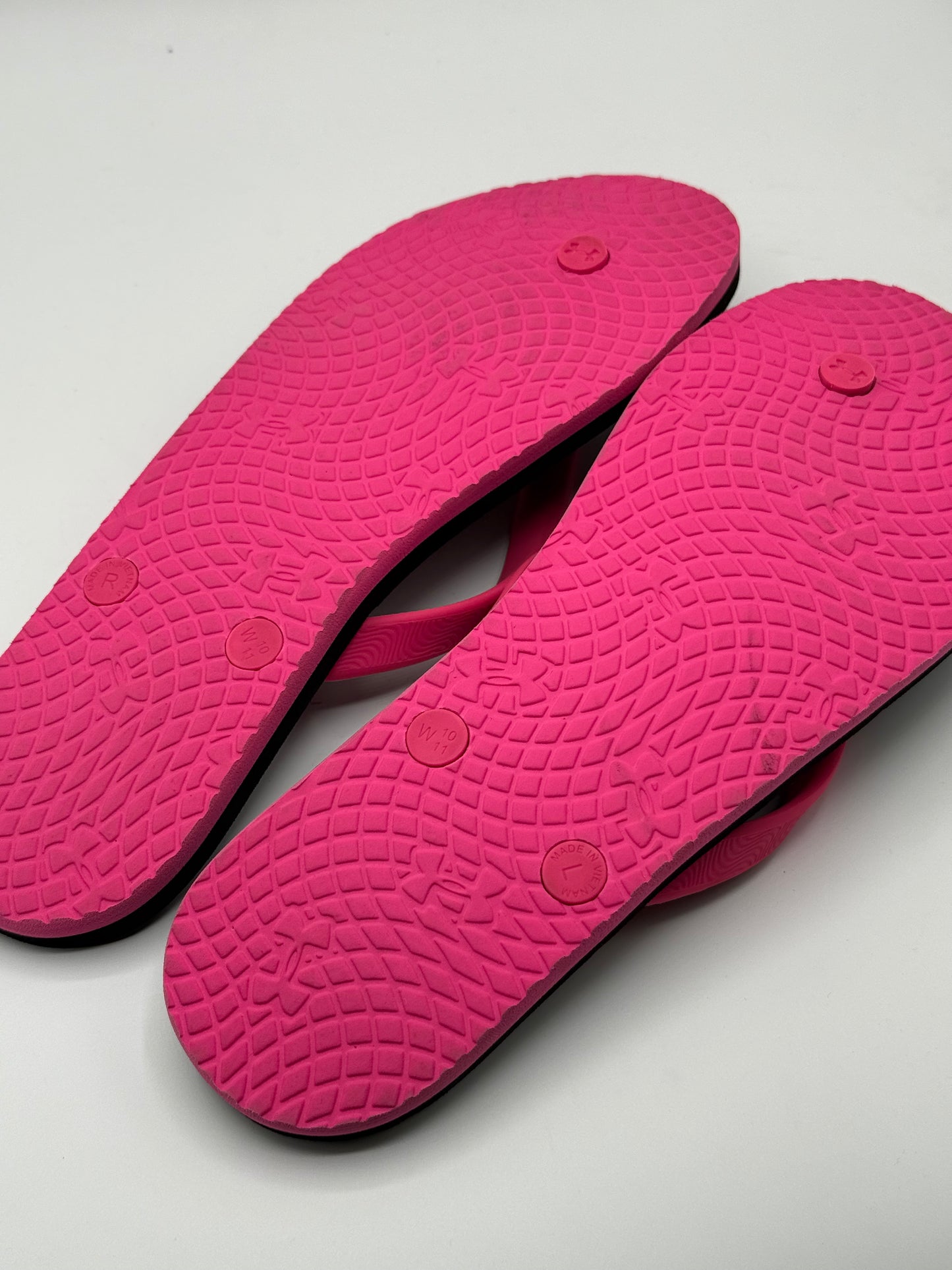 Under Armour Atlantic Dune flip-flops feature a vibrant pink strap | Condition Like Brand New | Size W10-11 | EU 42-43
