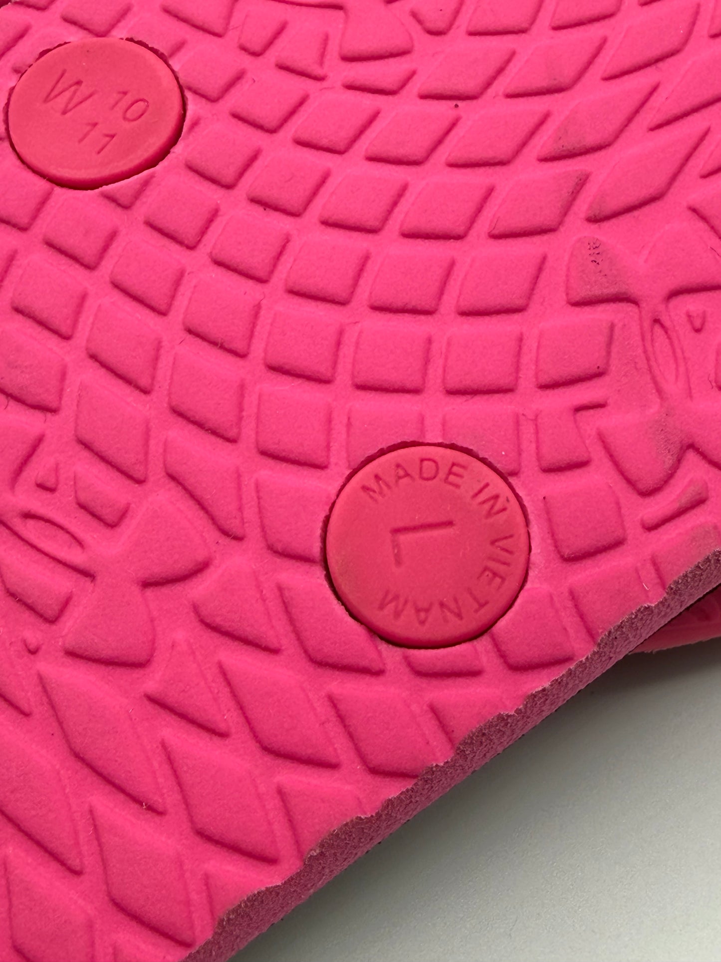 Under Armour Atlantic Dune flip-flops feature a vibrant pink strap | Condition Like Brand New | Size W10-11 | EU 42-43