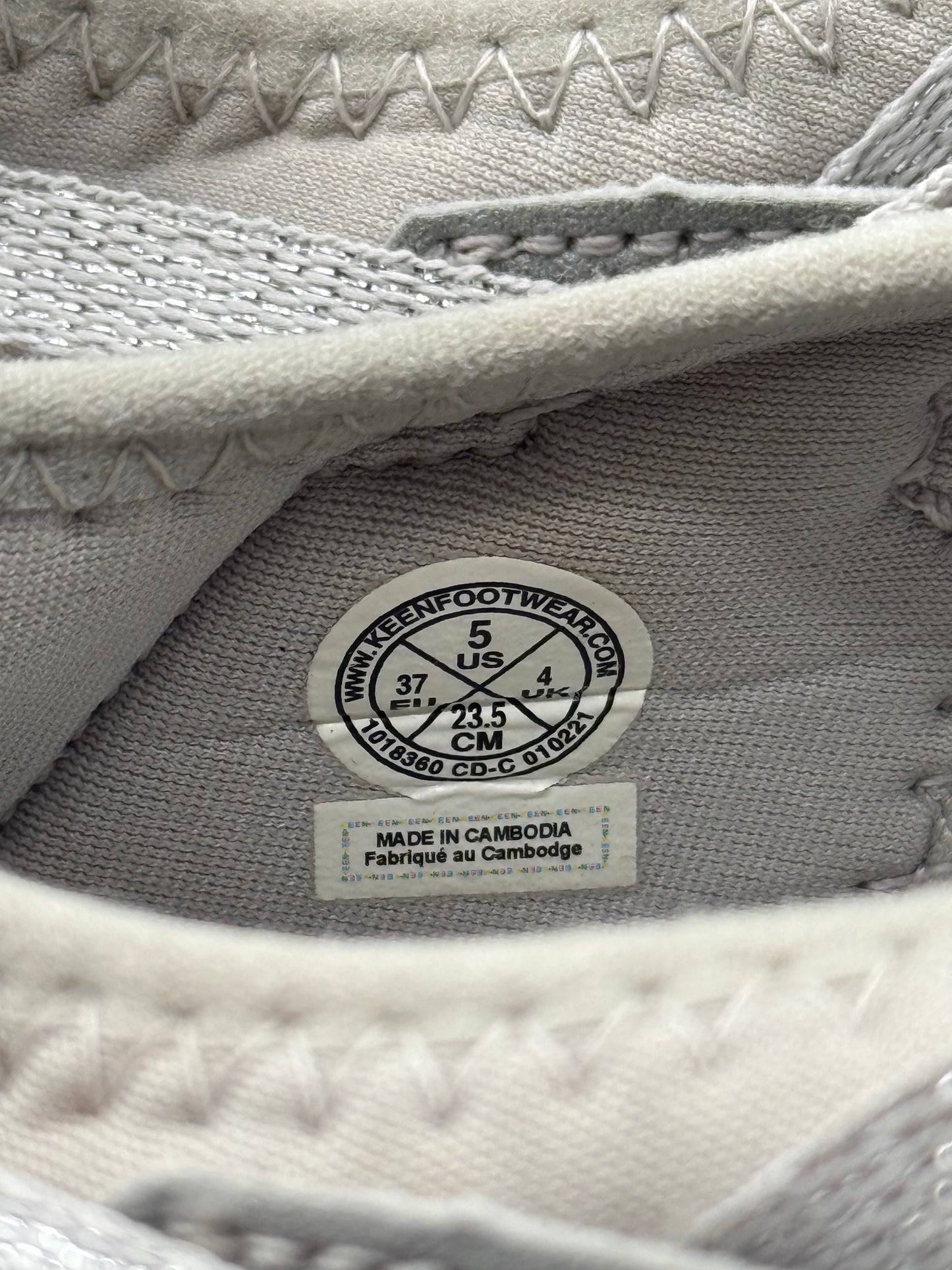 KEEN Moxie Sandals in a silver colorway | Excellent Condition | Size US5 EU37 | Made In Cambodia | 100% Original